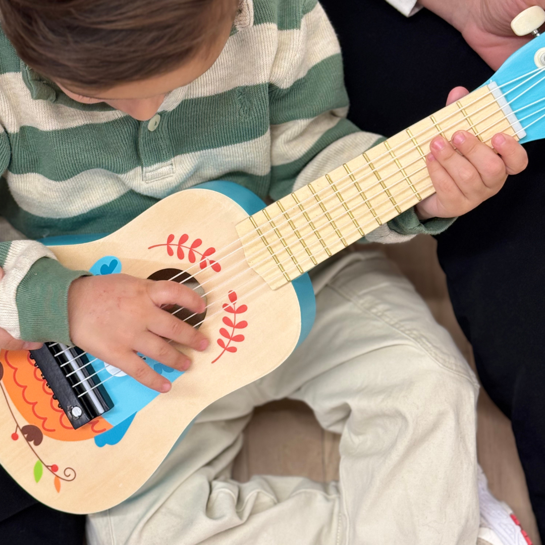 Toyster's wooden Guitar